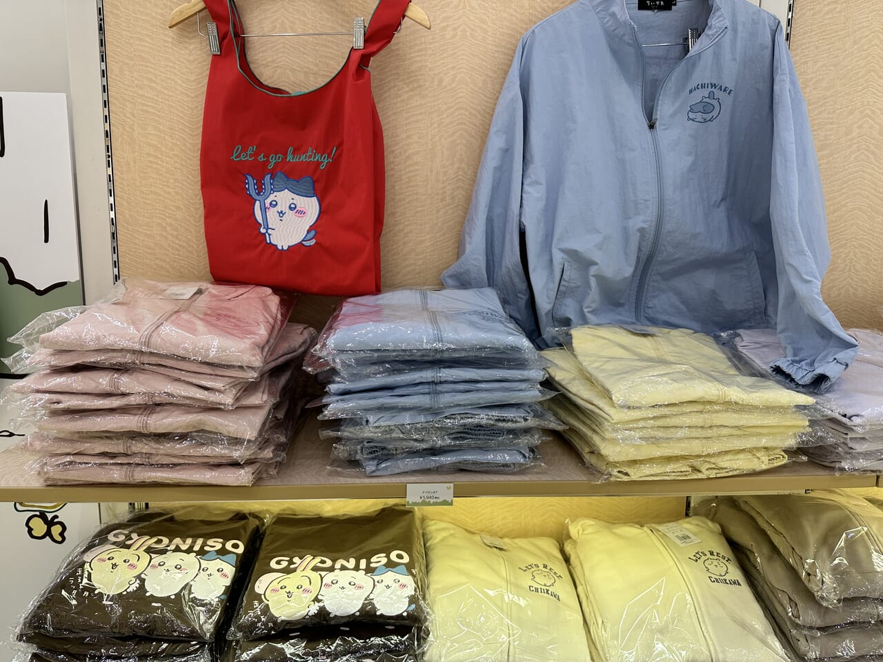 イオンモール甲府昭和店で開催中のちいかわポップアップストアで販売されている洋服